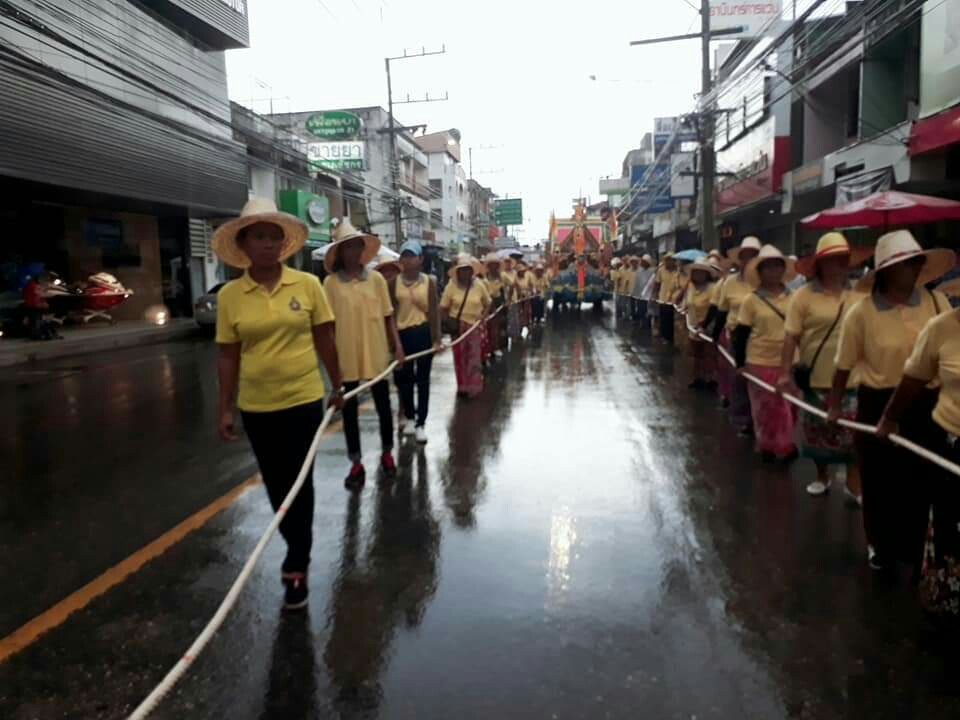 นายก อบต.ตะกุกเหนือ ร่วมพิธีงานชักพระทอดผ้าป่าและแข่งเรือยาวประจำปี 2561